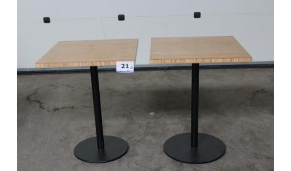 2 vierkante tafels vv metalen voet PEDRALI en houten blad, afm plm 40x40cm